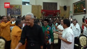 VIDEO: Momen Ganjar-Mahfud Disambut Sholawat Badar dan Disalami Kader
