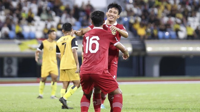 Timnas Indonesia mengalami kenaikan peringkat dua setrip dalam ranking FIFA terbaru yang dirilis Kamis (26/10), sedangkan Malaysia melorot.