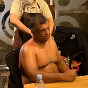 Posting Foto Dipijat-Bertelanjang Dada saat Rapat, Bos AirAsia Tuai Kritik dari Netizen