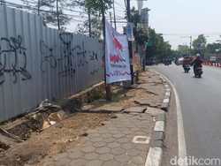 Trotoar di Bundaran Cibiru Bandung Rusak