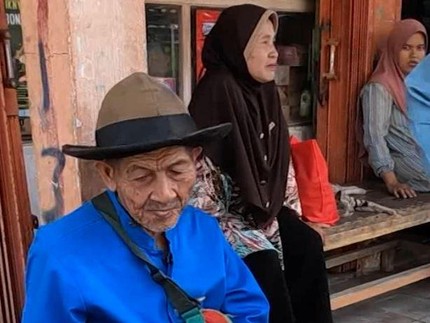 Berusia Hampir Seabad, Abah Tuban Menanggung Beban Jual Apem Keliling