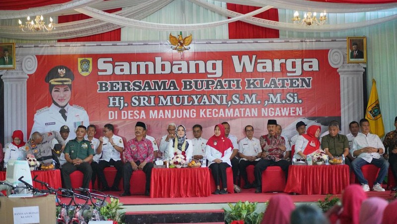 Bupati Klaten, Sri Mulyani, menghadiri kegiatan Sambang Warga di Gedung Serbaguna Rajawali, Desa Manjung, Kecamatan Ngawen pada Rabu (18/10).
