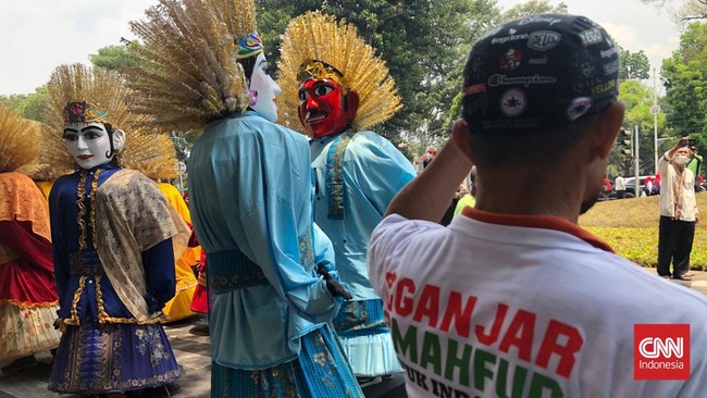 Tabuhan rebana, tarian tradisional hingga pertunjukan ondel-ondel, iringi pendaftaran pasangan bakal capres-cawapres Ganjar Pranowo-Mahfud MD ke Kantor KPU.