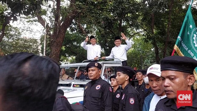 Pasangan Anies Baswedan-Cak Imin melewati rumah Ketua Umum PDIP Megawati Soekarnoputri saat melakukan konvoi menuju Komisi Pemberantasan Umum (KPU).