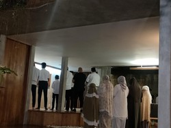 Anies Salat Berjamaah Bareng Keluarga Sebelum Daftar Capres-Cawapres