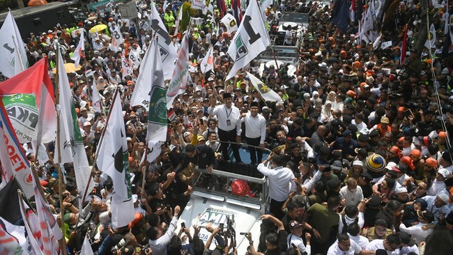 Polisi menangkap satu orang copet yang beraksi di tengah kerumunan massa di depan Kantor KPU RI, Jakarta Pusat, Kamis (19/10).