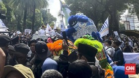 Tanjidor dan Barongsai Sambut Kedatangan Anies-Muhaimin di KPU