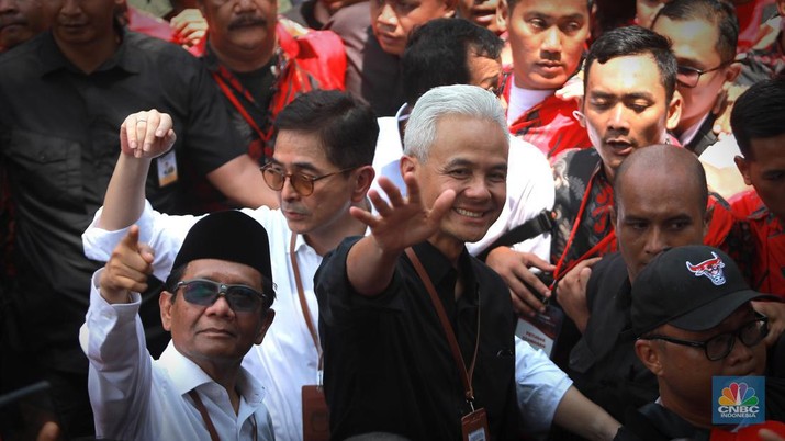 Bakal Pasangan calon presiden dan wakil presiden Ganjar Pranowo dan Mahfud MD saat menyapa pendukung di depan Gedung KPU, Jakarta, Kamis (19/10/2023). Pasangan Ganjar-Mahfud menjadi pasangan yang kedua setelah Anies-Muhaimin sebagai bakal pasangan calon presiden dan wakil presiden 2024. (CNBC Indonesia/Muhammad Sabki)