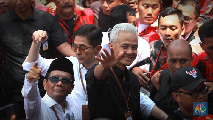 Bakal Pasangan calon presiden dan wakil presiden Ganjar Pranowo dan Mahfud MD saat menyapa pendukung di depan Gedung KPU, Jakarta, Kamis (19/10/2023). Pasangan Ganjar-Mahfud menjadi pasangan yang kedua setelah Anies-Muhaimin sebagai bakal pasangan calon presiden dan wakil presiden 2024. Bakal Pasangan calon presiden dan wakil presiden Ganjar Pranowo dan Mahfud MD saat menyapa pendukung di depan Gedung KPU, Jakarta, Kamis (19/10/2023). Pasangan Ganjar-Mahfud menjadi pasangan yang kedua setelah Anies-Muhaimin sebagai bakal pasangan calon presiden dan wakil presiden 2024. (CNBC Indonesia/Muhammad Sabki)