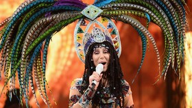 Cher dalam Proses Negosiasi Tampil di Glastonbury 2025