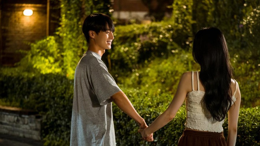 DOONA! (L to R) Yang Se-jong as Lee Won-jun, Bae Suzy as Lee Doona in DOONA! Cr. Kim Seung-wan/Netflix © 2023