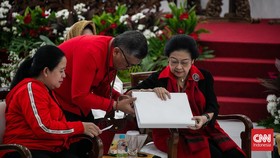 Anak Jokowi Sungkem Mega, Calon Panglima, hingga Pesawat TNI Jatuh