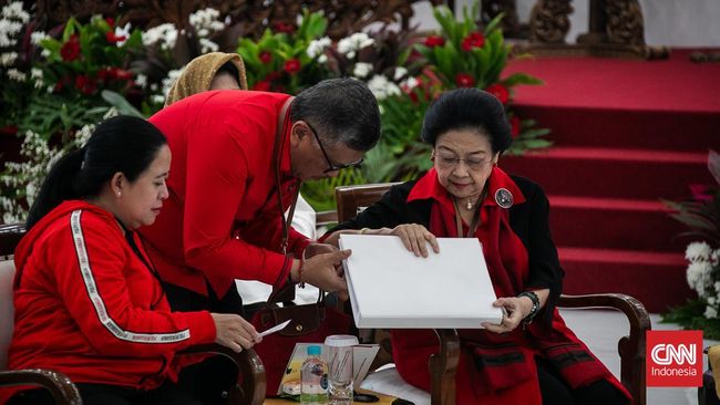 Anak Jokowi Sungkem Mega, Calon Panglima, hingga Pesawat TNI Jatuh