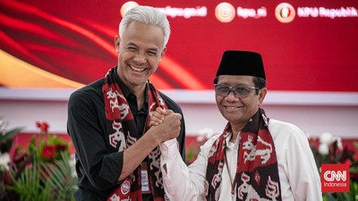 Bacapres PDIP Ganjar Pranowo dan bakal cawapres Mahfud MD merespons kabar Gibran Rakabuming Raka menjadi bakal cawapres mendampingi Prabowo Subianto