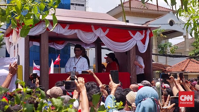 Pasangan capres-cawapres Ganjar dan Mahfud menaiki mobil tersebut ditemani Ketua DPP PDIP Puan Maharani dan Ketua TPN Arsjad Rasjid.