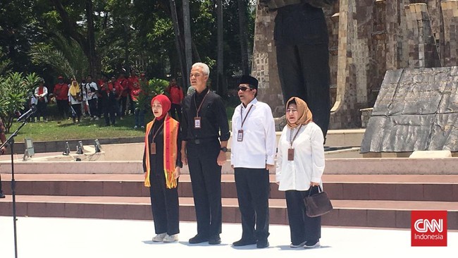 Bakal cawapres Mahfud MD mengaku sengaja memakai kembali kemeja putih yang telah disiapkan limat tahun lalu untuk mendaftar bersama Ganjar Pranowo ke KPU.