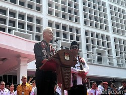 Mahfud Pakai Kemeja Putih saat Gagal Jadi Cawapres Jokowi ke KPU