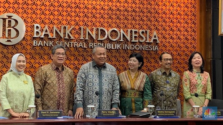 Gubernur Bank Indonesia Perry Warjiyo mengumumkan hasil rapat dewan Gubernur Bulanan Bulan Oktober 2023. (CNBC Indonesia/Maikel Jefriando)