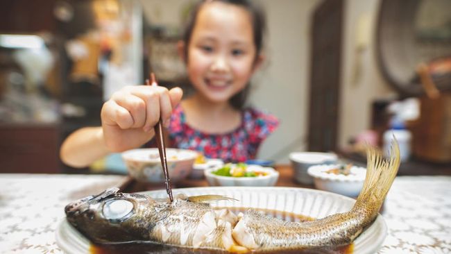 Ternyata menggoreng bukan metode memasak ikan yang tepat. Dokter menyarankan cara memasak ikan selain digoreng agar lebih sehat.