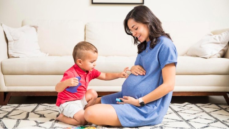 Cara Melibatkan Si Kakak saat Proses Persalinan Adik Bayi Melibatkan anak yang lebih besar saat Bunda akan melahirkan adiknya adalah hal yang terbilang tricky. Simak cara yang bisa Bunda lakukan untuk menyertakannya.