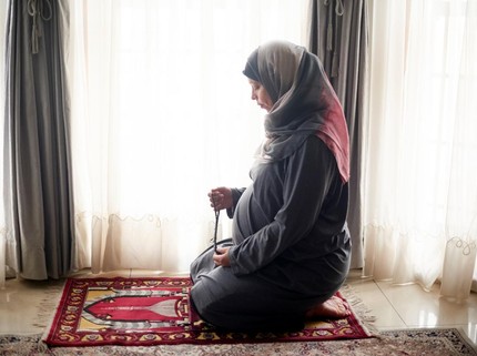 Tata Cara Salat Duduk saat Hamil yang Benar sesuai Ajaran Islam
