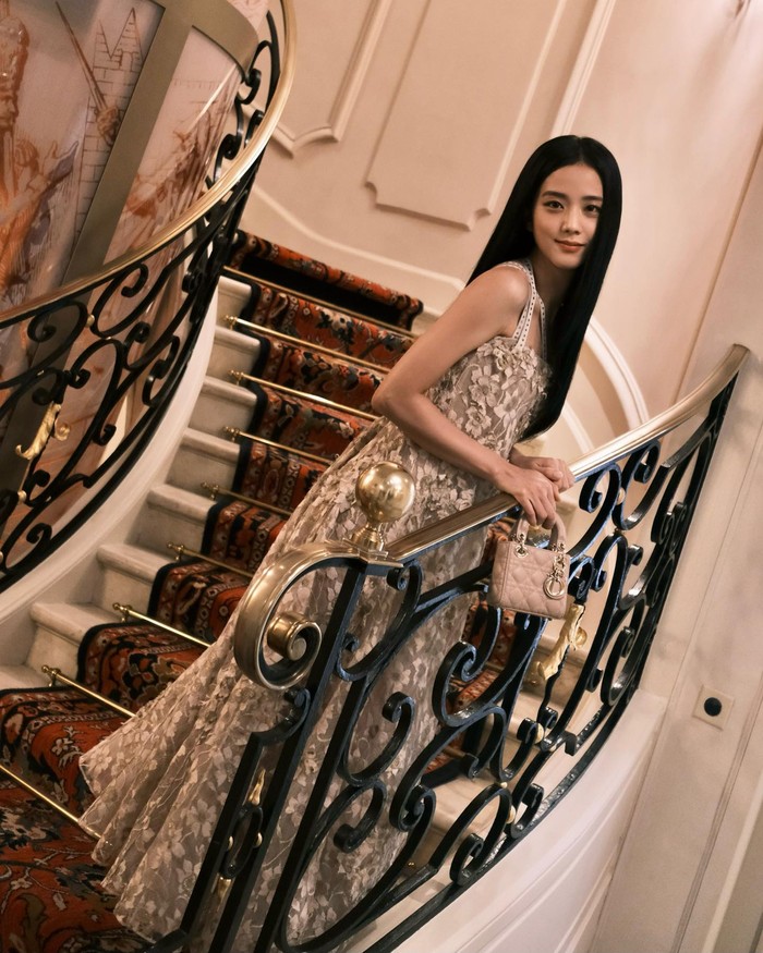 Jisoo BLACKPINK memiliki aura berbeda ketika tampil di depan kamera. Ia terlihat bak putri bangsawan yang anggun dan berkelas. Tidak heran jika brand mewah sekelas DIOR jatuh cinta kepada pelantun Flower ini./ Foto: instagram.com/sooyaaa__