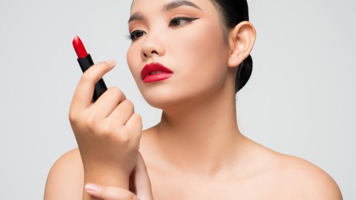5 Kesalahan yang Bikin Lipstik Tidak Awet di Bibir, Ketahui Agar Beauties Tak Perlu Touch Up Lagi
