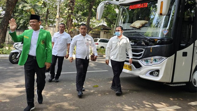 Para ketum parpol pengusung Ganjar dan Mahfud menyambangi rumah Megawati jelang pendaftaran ke KPU.