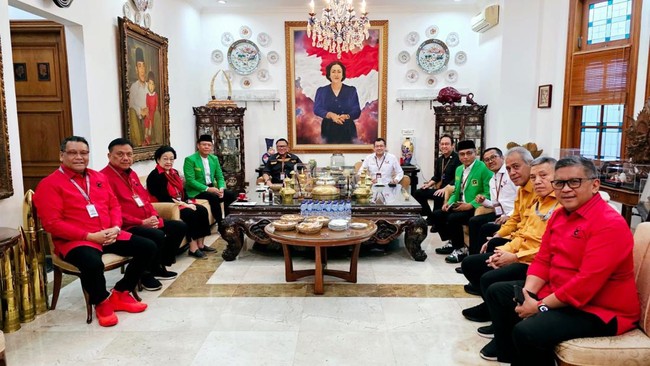 Para ketum parpol pengusung Ganjar-Mahfud MD berangkat dari kediaman Ketum PDIP Megawati, di Jalan Teukur Umar, Menteng, Jakarta Pusat sekitar pukul 11.55 WIB.