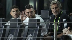 FOTO: Miami Susah Payah di Lapangan, Messi Santai di Tribune