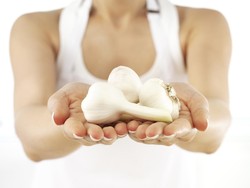 Apakah Bawang Putih Bisa Menghilangkan Jerawat? Ini Kata Riset