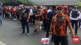 Anggota Pemuda Pancasila Kawal Pendaftaran Anies-Cak Imin ke KPU