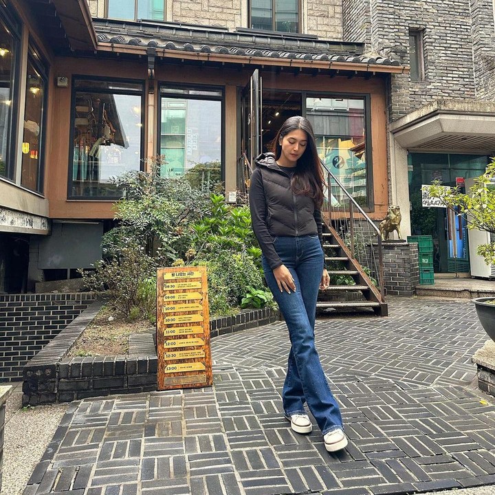 <p>Nabila tampak mengenakan pakaian simpel selama berada di Korea, Bunda. Salah satu gaya andalannya adalah celana jeans yang dipadukan dengan vest tebal. (Foto: Instagram @nsyakieb85)</p>