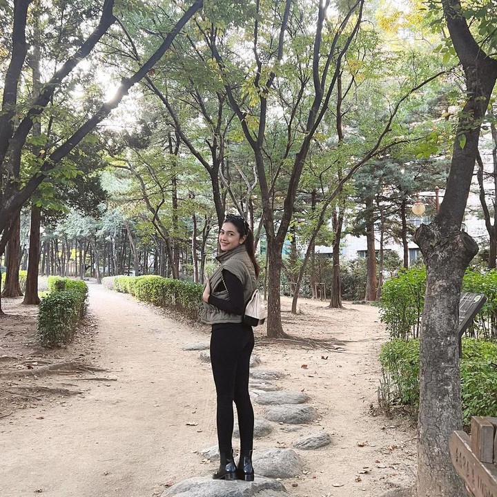 <p>Saat mengunjungi Dosan Park, Nabila mengenakan vest berwarna olive yang dipadukan dengan kaos lengan panjang dan celana legging hitam. Penampilannya semakin modis dengan kcamata hitam dan tas ransel kecil berwarna krim hitam. (Foto: Instagram @nsyakieb85)</p>