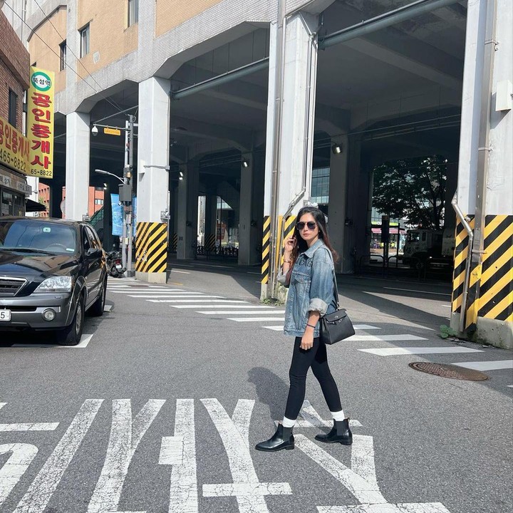 <p>Nabila membagikan potret dirinya yang tengah menikmati waktu di Korea. Ia banyak menghabiskan waktu berjalan menyusuri jalanan Korea. (Foto: Instagram @nsyakieb85)</p>
