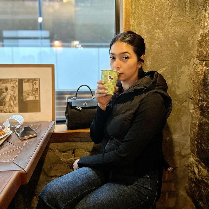 <p>Istri Reshwara Argya Radinal ini juga menyempatkan diri mengunjungi kafe bernuansa aesthetic di sana. (Foto: Instagram @nsyakieb85)</p>