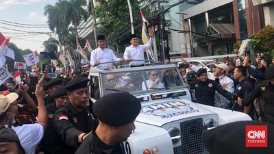 Anies Baswedan dan Cak Imin akhirnya berhasil masuk ke dalam gedung KPU setelah sempat terhambat karena aksi desak-desakan simpatisan.