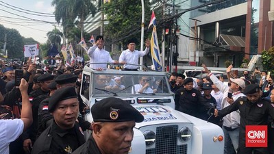 Anies Baswedan dan Cak Imin menggunakan Land Rover Seri 2 produksi 1967 yang sudah direstorasi saat mendaftar ke kantor KPU.