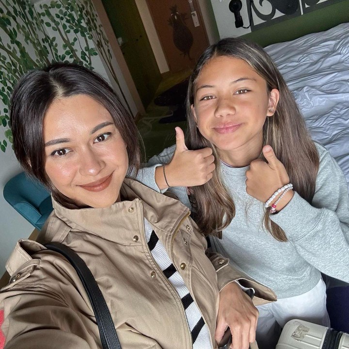 <p>Nana Mirdad tengah asyik menghabiskan waktu bersama anak perempuannya yang bernama Sarah Deana White. Kali ini, Nana memilih Jepang sebagai destinasi untuk liburan bersama putrinya. (Foto: Instagram@nanamirdad_)</p>