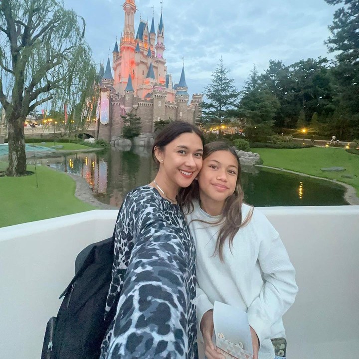 <p>Meski hanya berdua, Nana dan Sarah terlihat begitu senang saat mengunjungi salah satu tempat wisata populer di Jepang. "Disneyland and DisneySea Japan," tulis Nana, dikutip dari laman Instagram @nanamirdad_, Kamis (19/10/2023). (Foto: Instagram@nanamirdad_)</p>