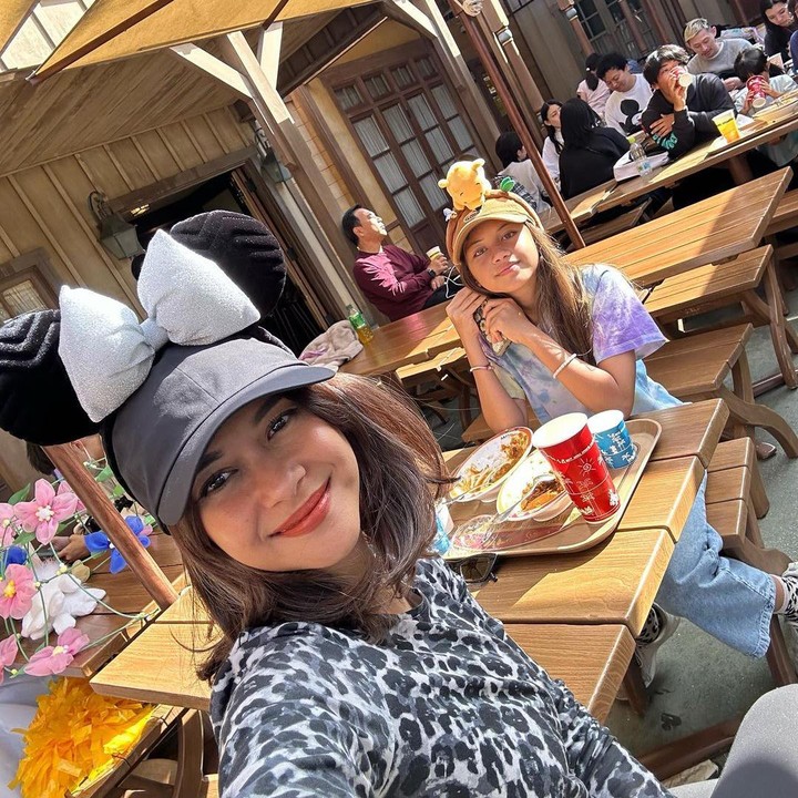 <p>Sarah yang lahir pada 15 November 2011, kini sudah menginjak usia 12 tahun dan tumbuh menjadi gadis yang cantik mirip sang Bunda. (Foto: Instagram@nanamirdad_)</p>