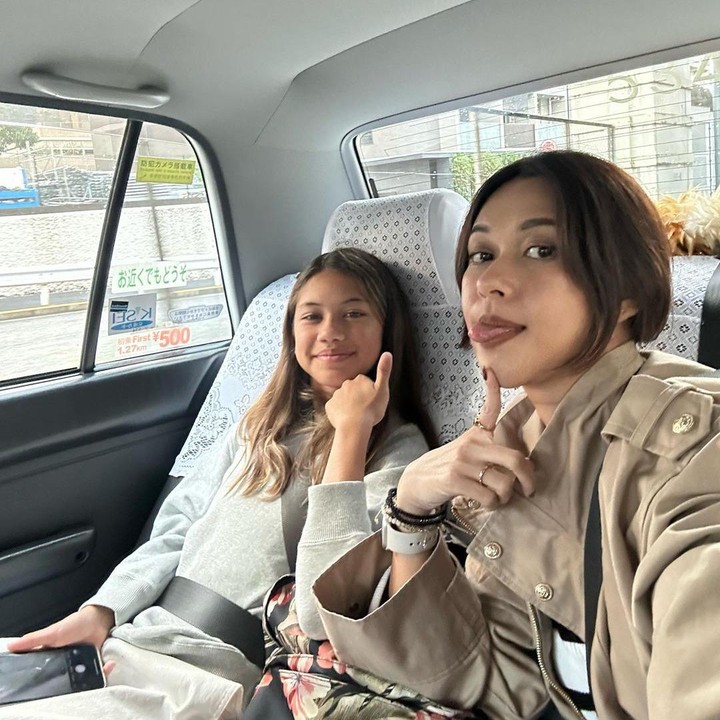 <p>Faktanya, hal itu pun membuat banyak netizen yang salah fokus dengan kecantikan sang putri. "Sara Uda gadis banget ya cantik kaya mamanya," tulis akun <em>@agniesz****.</em> "Yang slide pertama sumpah aku kira foto Sarah. <em>like mother like daughter</em> mirip banget," tulis <em>@mrs.mizu****.</em> (Foto: Instagram@nanamirdad_)</p>