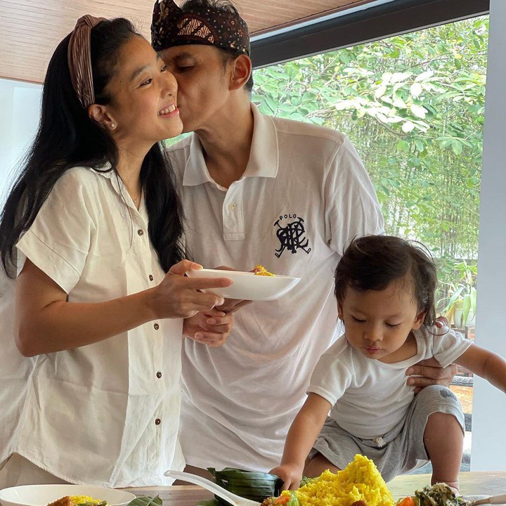 <p>Hari kelahirannya pun dirayakan dengan sederhana bersama suami, Ndaru Kusumo, dan Si Kecil Hydro Putro Kusumo. Dalam perayaan ini, ketiganya terlihat menyediakan nasi tumpeng dan pelengkapnya. (Foto: Instagram @oliviazallianty)<br /><br /><br /></p>