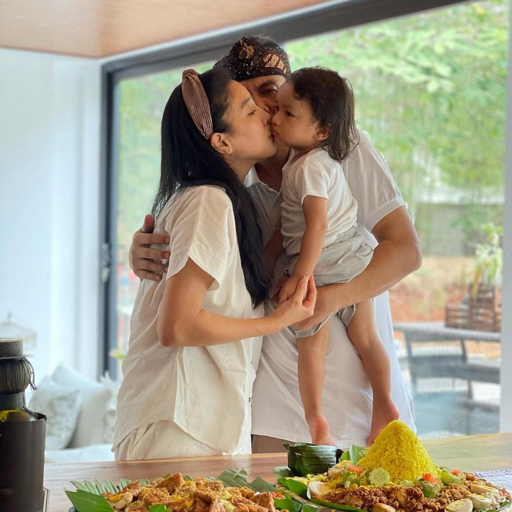 <p><em>Posting</em>-an tersebut lantas menuai banyak reaksi dari netizen, Bunda. Ia mendapat banyak doa dan ucapan selamat. "<em>Happy Birthday Olive</em>, sukacita penuh dlm hidup, keluarga dna pekerjaan. Senantiasa penuh berkah. Panjnag umur, sehat dan bahagia selalu ya," ujar akun @au****. (Foto: Instagram @oliviazallianty)<br /><br /><br /></p>