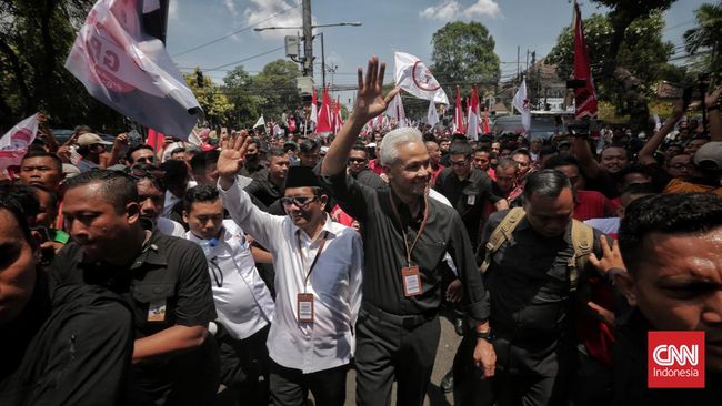 Pasangan bakal calon Presiden dan Wakil Presiden Anies Baswedan dan Muhaimin Iskandar serta Ganjar Pranowo dan Mahfud MD mendaftarkan diri ke KPU.
