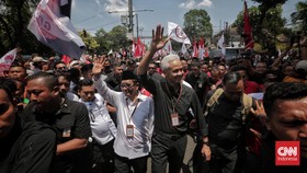 Massa Berdesakan, Ganjar-Mahfud Sulit Masuk KPU