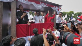 FOTO: Arak-arakan Mengantar Ganjar-Mahfud Daftar Pilpres 2024 ke KPU