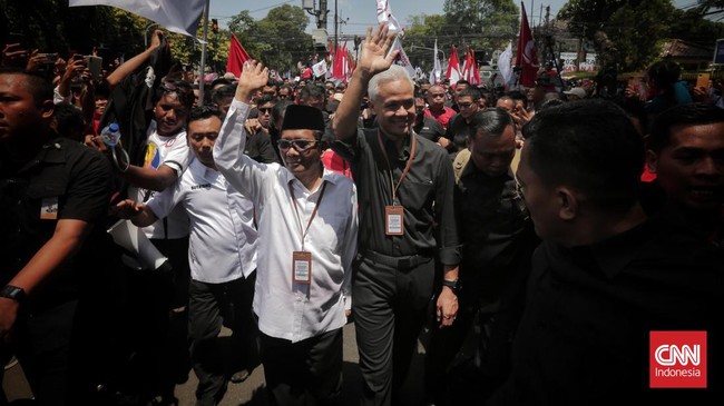 Ganjar tiba di KPU mengenakan baju hitam sementara Mahfud memakai baju putih untuk mendaftar di Pilpres 2024.