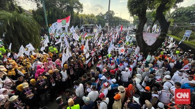 Aksi pencopetan terjadi di tengah kerumunan massa di depan kantor KPU RI, Jakarta Pusat, Kamis (19/10).