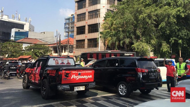 Pendukung Mahfud-Ganjar terlihat ramai di Tugu Proklamasi. Mereka mayoritas menggunakan kaos putih bergambar wajah Ganjar atau Mahfud.